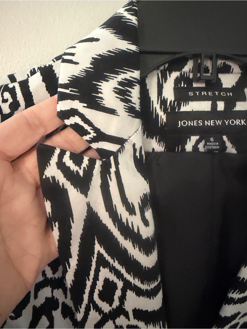 Jones New York Stretch Black and White Ikat-Style Abstract Blazer size 6 - Picture 8 of 16